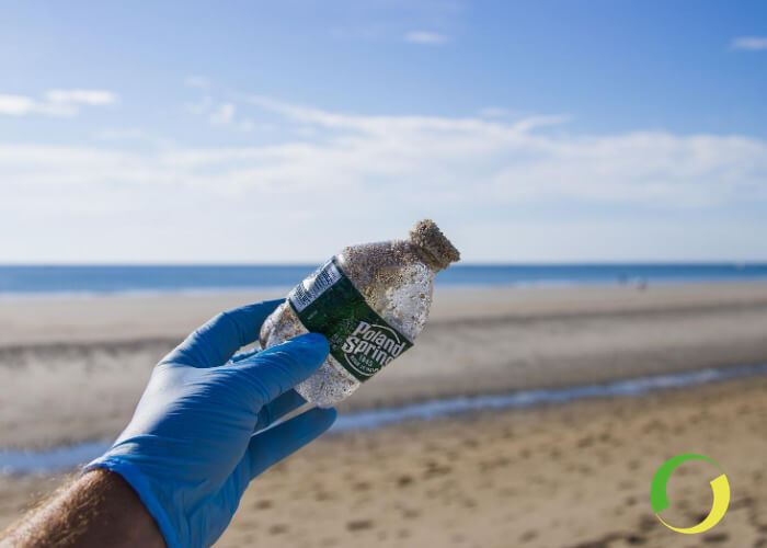 bottiglietta in plastica rifiuto mare_low