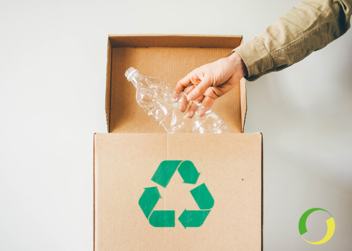 smaltimento e riutilizzo della plastica nei contenitori